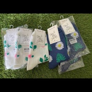 Women’s 2 Pair Sock Bundle OS 1 each w/ pink pansies and Navy with White Daisies